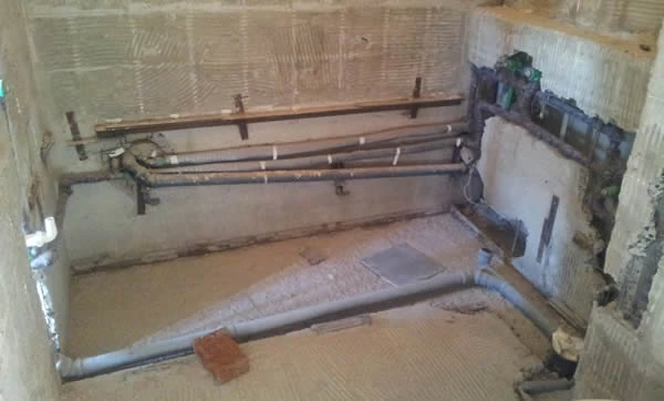 Planirate li adaptaciju postojeće kupaonice, ili Vam je ona potrebna tamo gdje do sada nije postojala, srest ćete se s problemima vezanima za instalacije vodovoda i kanalizacije, što se pogotovo odnosi na slučajeve kada adaptirate prostor na katu. Planirate li adaptaciju postojeće kupaonice, ili Vam je ona potrebna tamo gdje do sada nije postojala, srest ćete se s problemima vezanima za instalacije vodovoda i kanalizacije, što se pogotovo odnosi na slučajeve kada adaptirate prostor na katu.