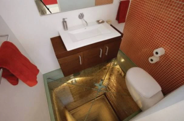 Načini kojima u već postojećem prostoru možete smjestiti novu kupaonicu mogu biti vrlo kreativni. Primjer je ovaj impresivan i zastrašujuć wc izveden u okviru adaptacije stana na petnaestom katu. Načini kojima u već postojećem prostoru možete smjestiti novu kupaonicu mogu biti vrlo kreativni. Primjer je ovaj impresivan i zastrašujuć wc izveden u okviru adaptacije stana na petnaestom katu.