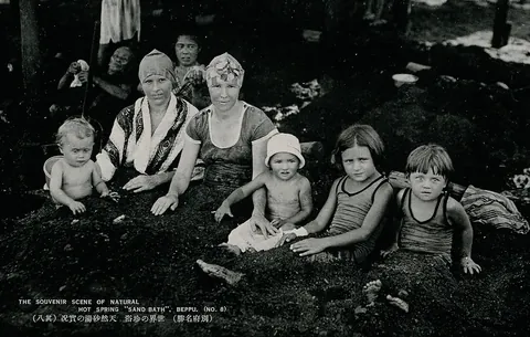 Povijesna fotografija kupanja u toplom pijesku u Beppuu, oko 1930.